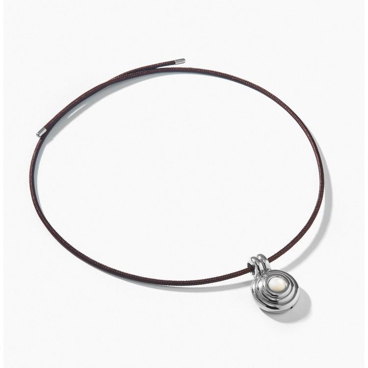 CHOKER IMÃ GOMOS MADREPÉROLA EM OURO